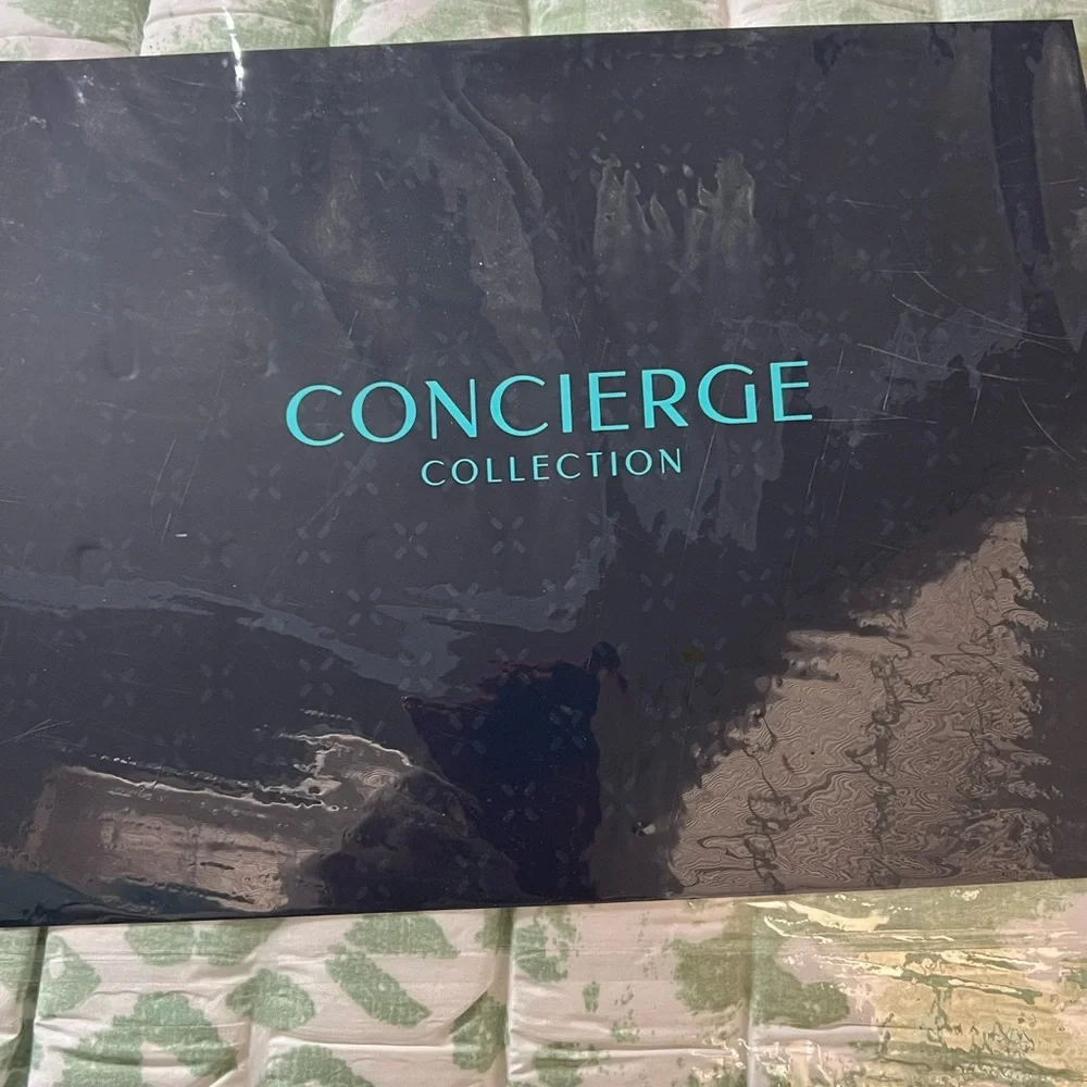 King Size Comforter, 2 king size pillow shams, green and white, new in bag - Picture 2 of 6